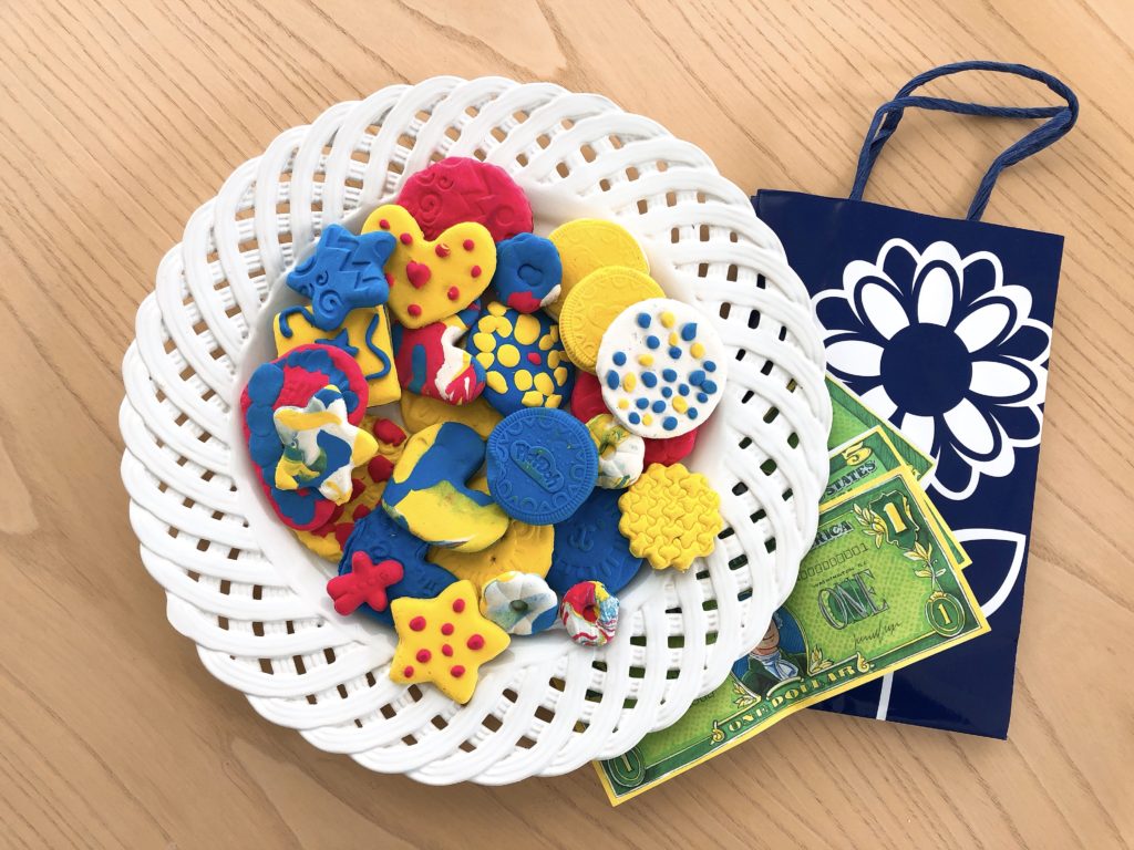 To play the cookie shop learning game, make cookies in different sizes from air dry clay or Play-Doh. 