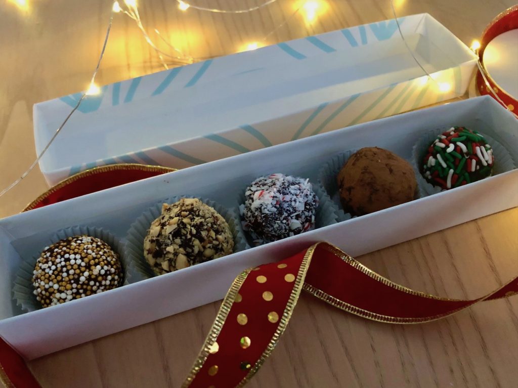 Each truffle, packed in a candy cup, is presented in a recycled candy box to give as a gift of Christmas sweets.