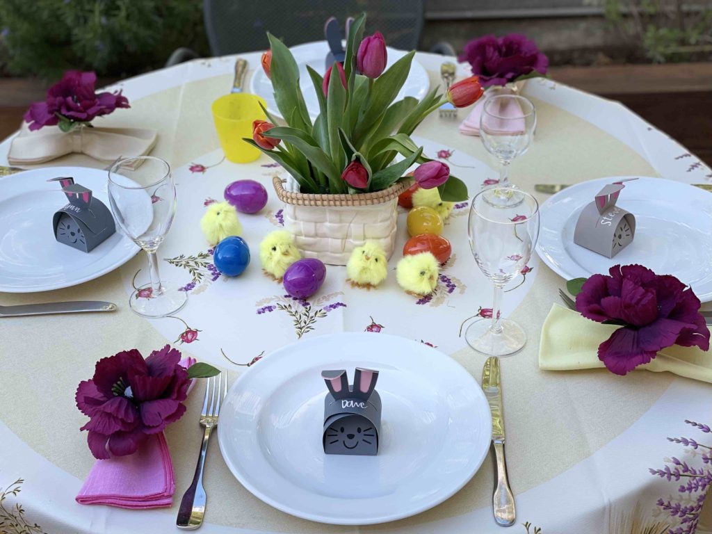 A good idea for Easter brunch: start by setting a festive table with eggs, chicks, spring flowers and a treat for each guest.
