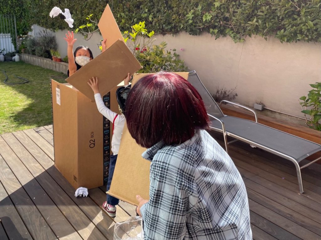 Grandma and grandchild attack the opponent's fort.