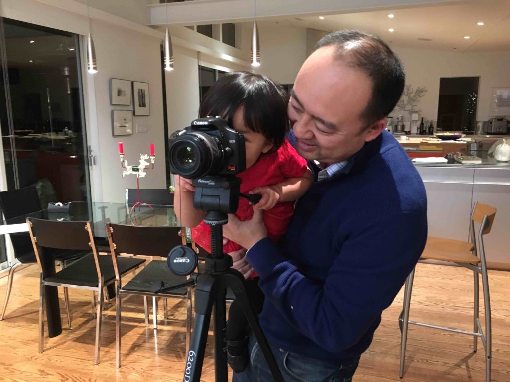 Showing your child how a camera works. Involvement with kids is key, according to Papa est Fatigué, the podcast by dads for dads.
