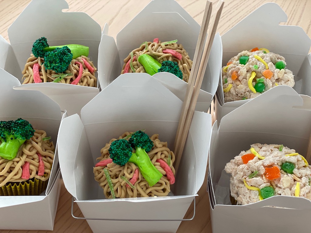 They look like Chinese takeout, but these cute cupcakes are made with frosting strings for noodles and Rice Krispies for the fried rice. Fruit chews are fashioned into broccoli, and pork slivers for the lo mein, and into egg strips and veggies for the fried rice.