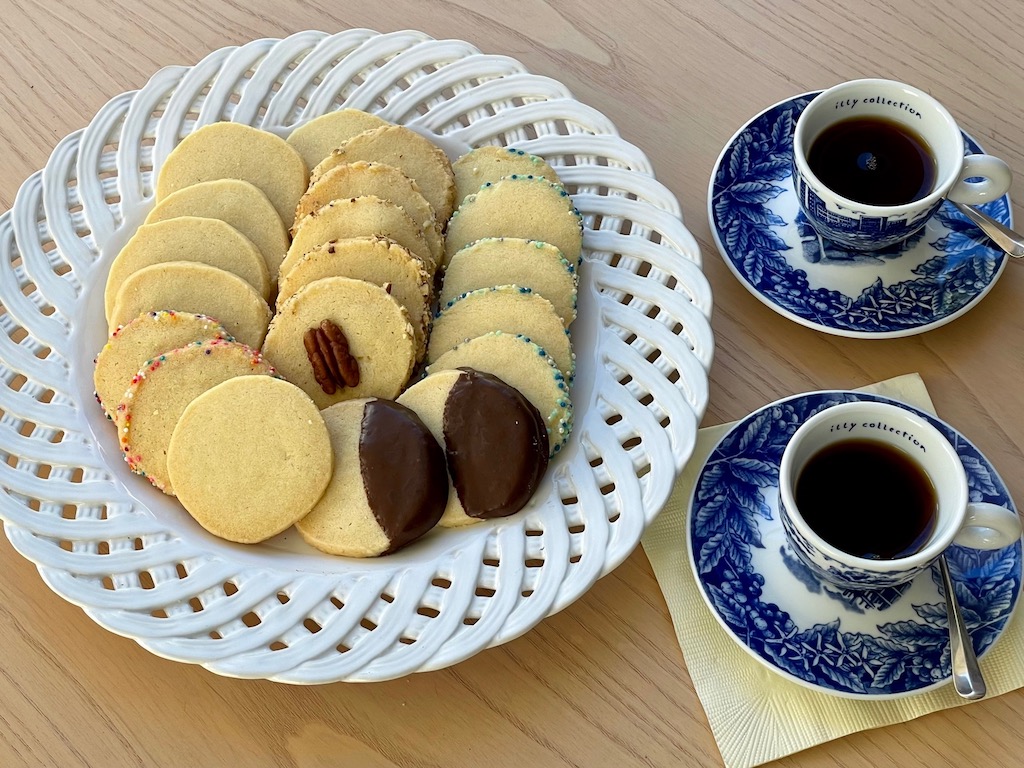 This butter cookie recipe allows for variations: some are edges in sprinkles, colored sugar, or nuts; others are dipped in chocolate.