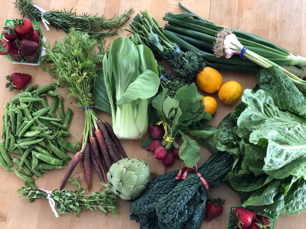 This CSA box features some of the ingredients to make the best kale recipe. 