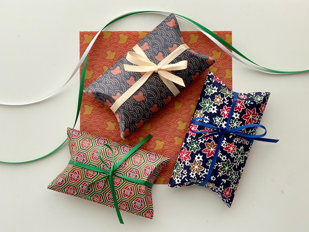 Make a box for a small Mother's Day gift, like a flash drive of the children's photos. These boxes are made from toilet paper rolls covered in origami paper.