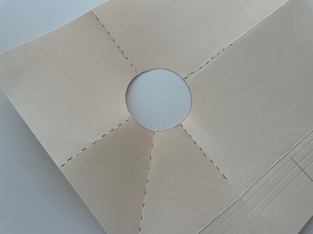First steps to making a pattern for the rays of the sun, shows how to fold the paper.
