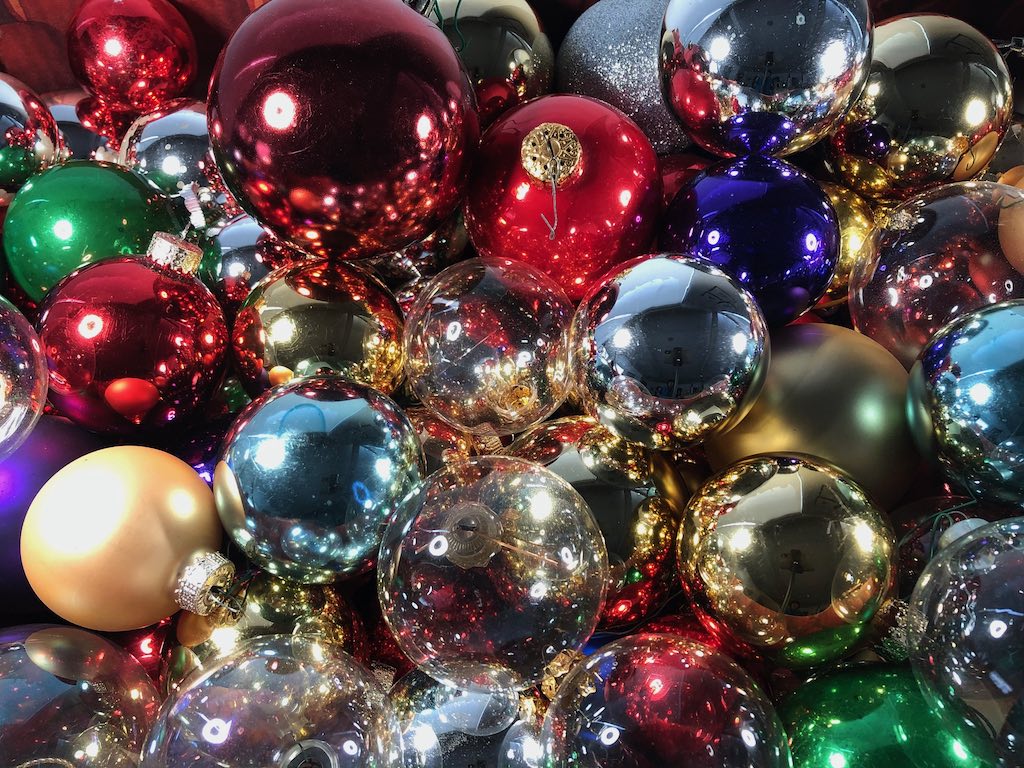 Plain, solid-color balls are used on the Christmas tree to add sparkle and reflect light.