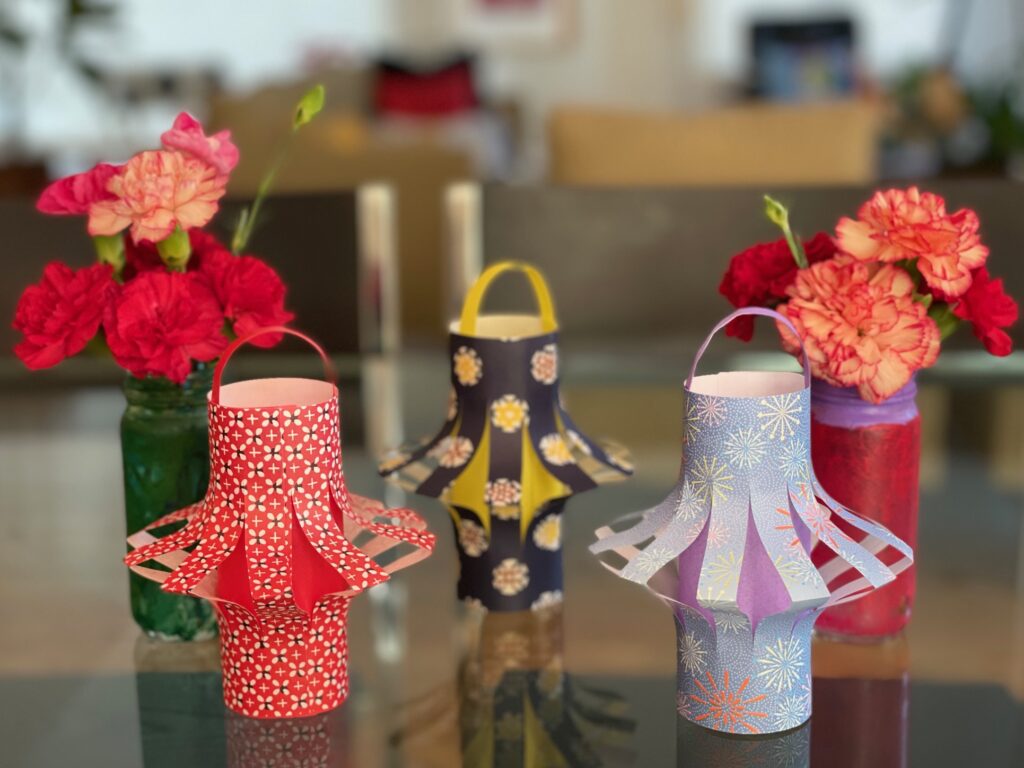 Lanterns on the dining table as a centerpiece for dinner.