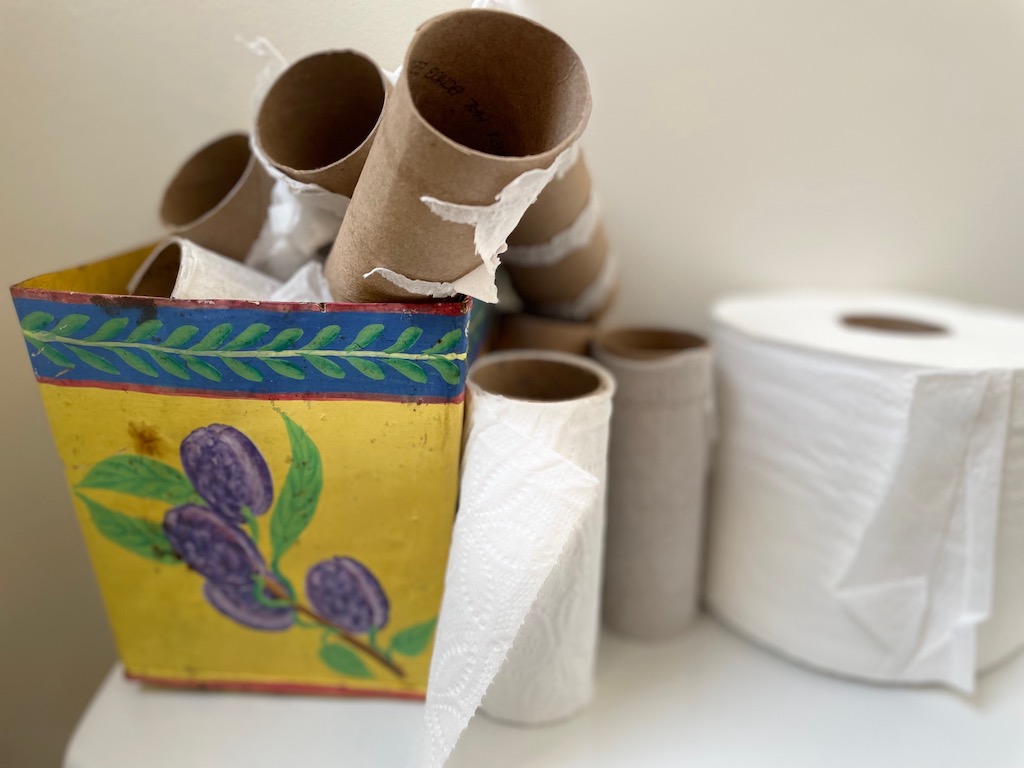 Empty toilet rolls can be turned into valentine cards.