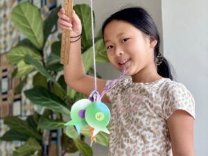Girl catches origami fish in this fishing game.