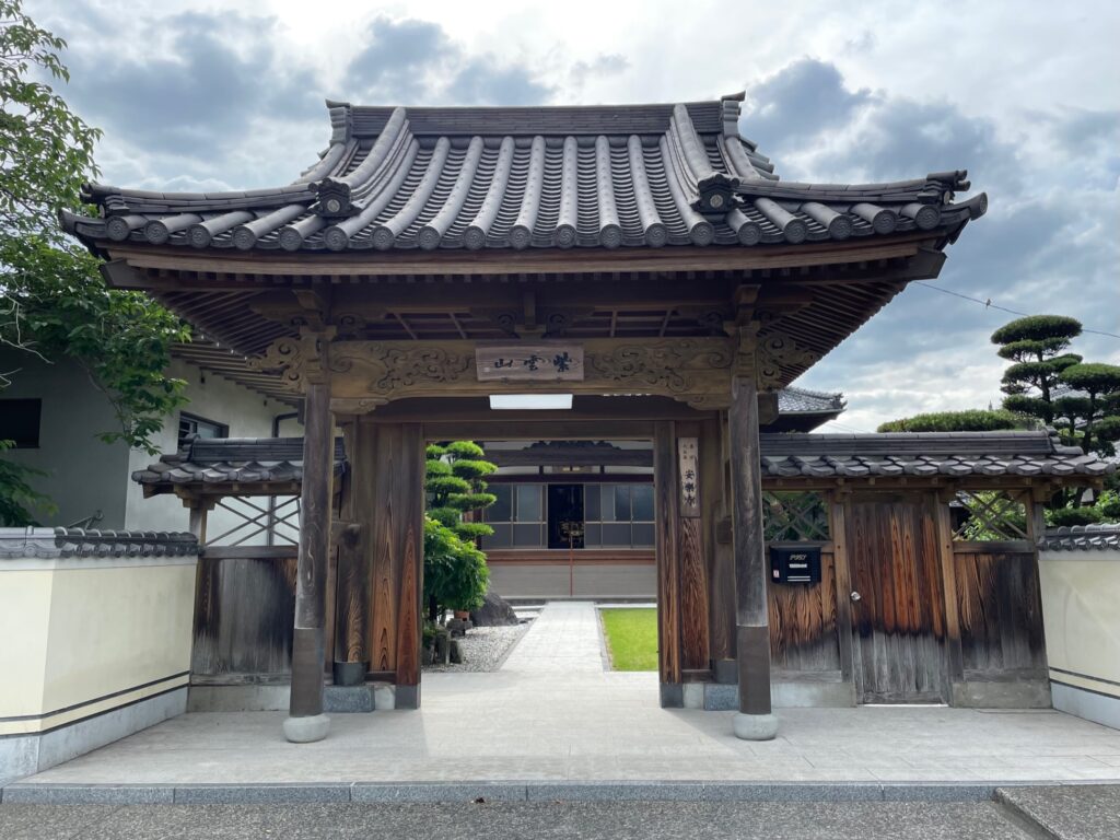 This 350-year-old temple, Anrakuji, was where my grandfather worshiped. This is the gate that leads to the temple building.