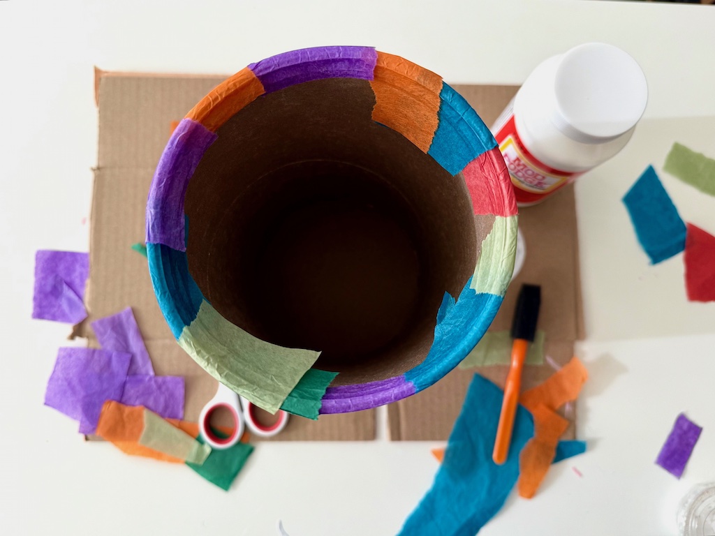 A look inside the oatmeal container shows the ridge marks formed by pressing the excess tissue paper into the container. They serve as a guide for cutting off excess tissue paper.