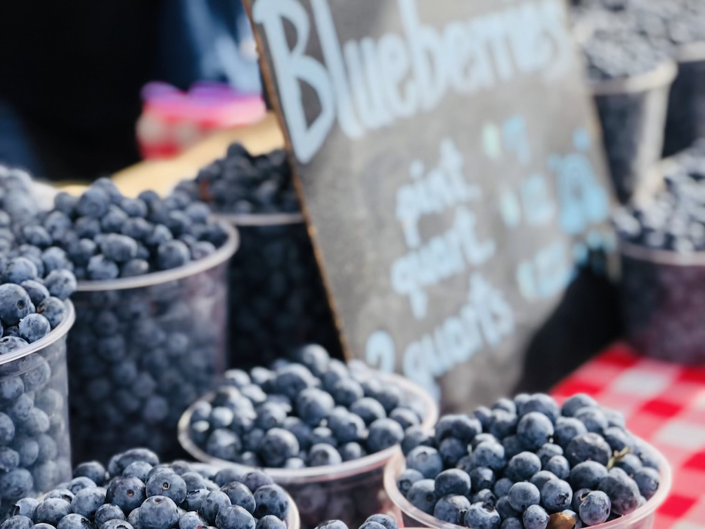 Blueberries, one of the healthy, low-carb foods to eat, is on display at a farmers market.