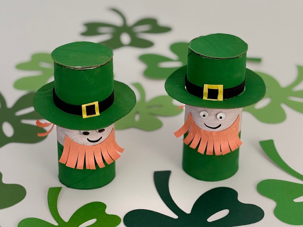 Two leprechauns are made with toilet paper roll, paint, cardboard, and construction paper.