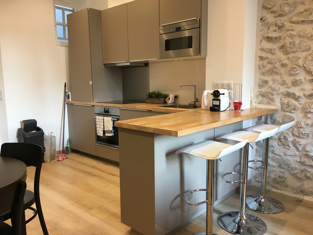 An AirBnB kitchen in France illustrates tips on household upkeep.