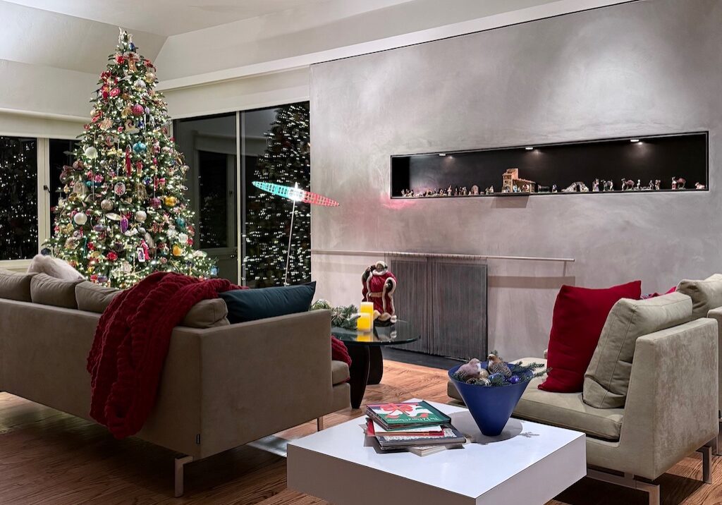 Living room with Christmas tree decorated for Christmas.